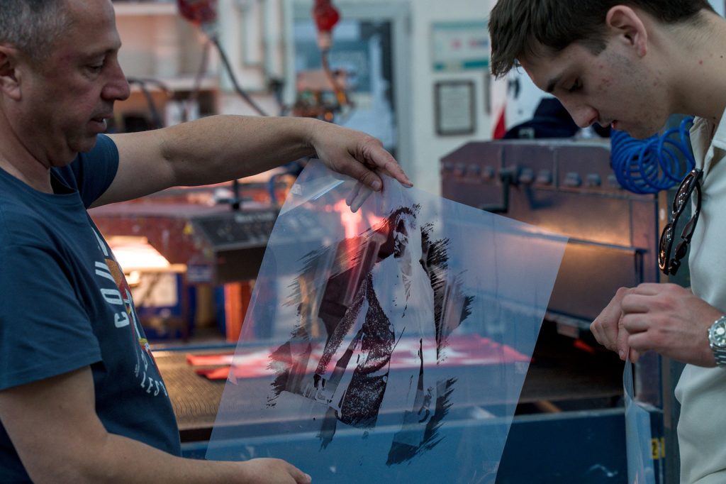 EAM Facatory in Shtip - producing the Nokaut collectors edition t-shirt "Знаеш каде да ме најдеш..."